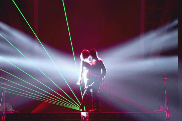 The Voice's Amanda Brown performing with Ne-Yo
