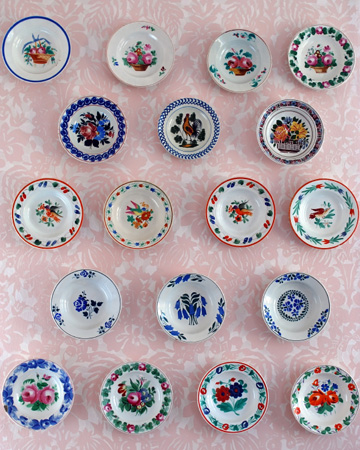 Decorative plates on wall