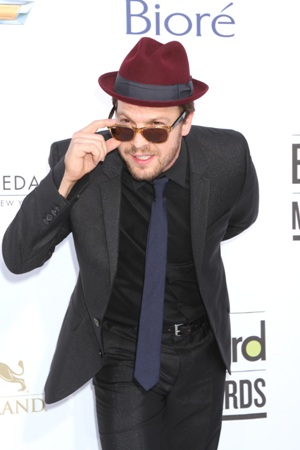 Gavin DeGraw shows his support for the troops in his latest music video.