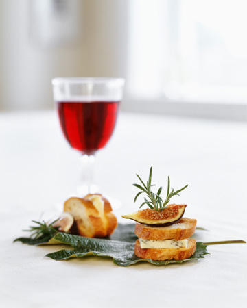Fig and cheese appetizer with wine