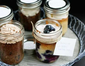 Stackable cakes in a jar
