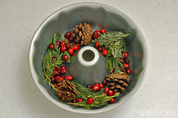 Making an ice wreath