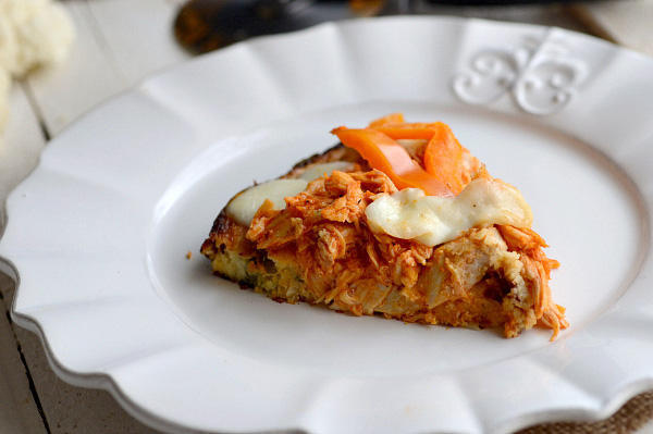 Buffalo chicken cauliflower pizza