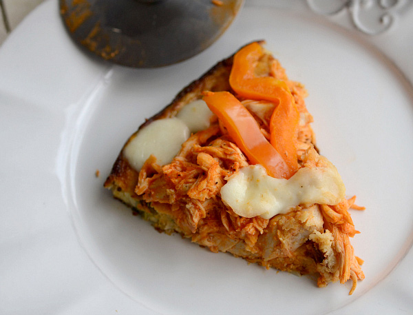 Buffalo chicken cauliflower pizza