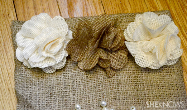 Glue decorative accessories to the burlap