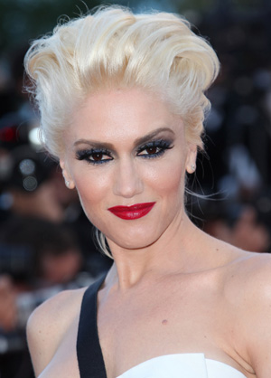 Gwen Stefani wearing dramatic eye makeup