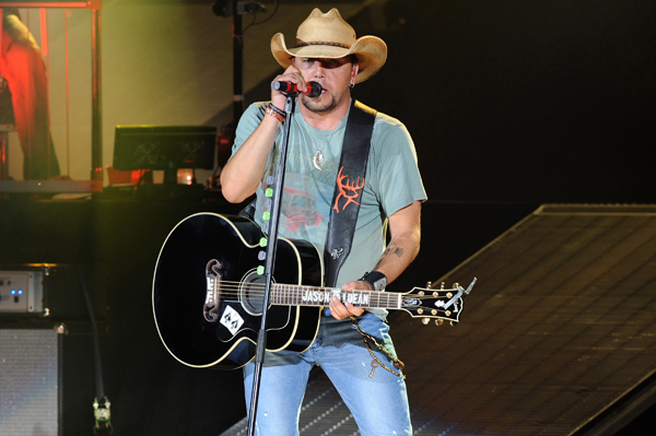 Jason Aldean performing at the People's Choice Awards