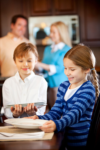 kids setting table