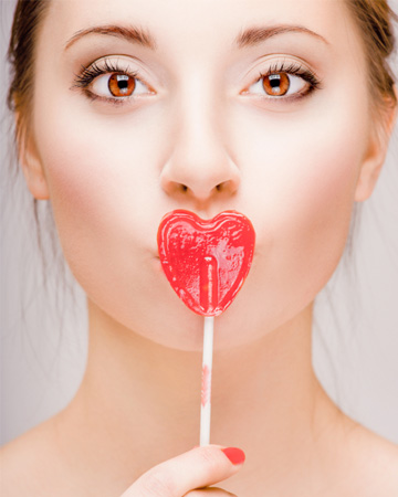 woman-with-lollipop-vert.jpg