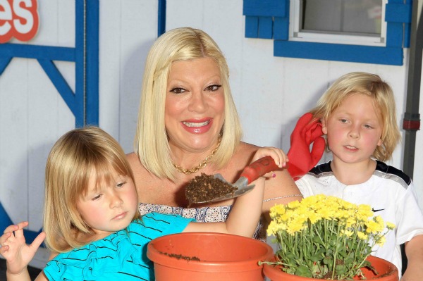 Tori Spelling with kids at a Lunchables event