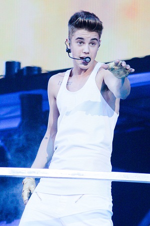 Justin Bieber faces challenge performing a live chat