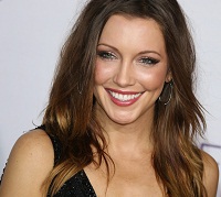 Katie Cassidy plays an independent woman