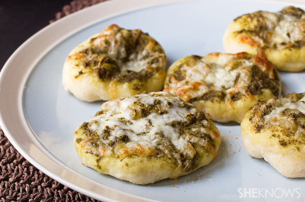 Pesto pizza bites