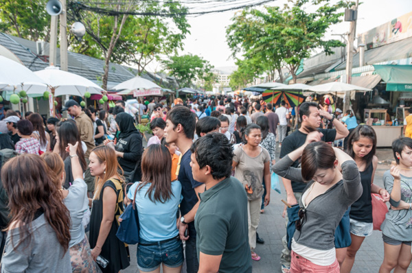 shoppers-at-chatuchak-weekend-market-in-bangkok.jpg