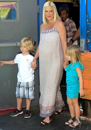 Tori Spelling's car breaks down