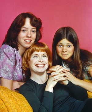 Bonnie Franklin in cast photo from One Day at a Time.