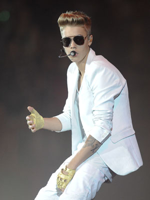 Justin Bieber in a hand brace