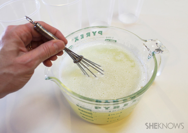 Stirring the mixture, dissolving the gelatin into the margarita