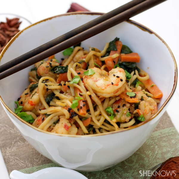 Stirfry noodles with shrimp and vegetables