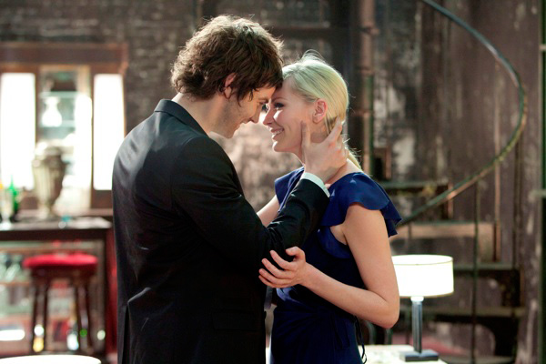 Jim Sturgess as “Adam” and Kirsten Dunst as “Eden” in UPSIDE DOWN
