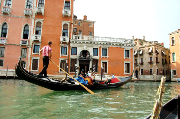 Gondola market
