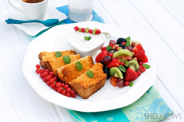 Toasted sponge cake with vanilla yogurt and fruits