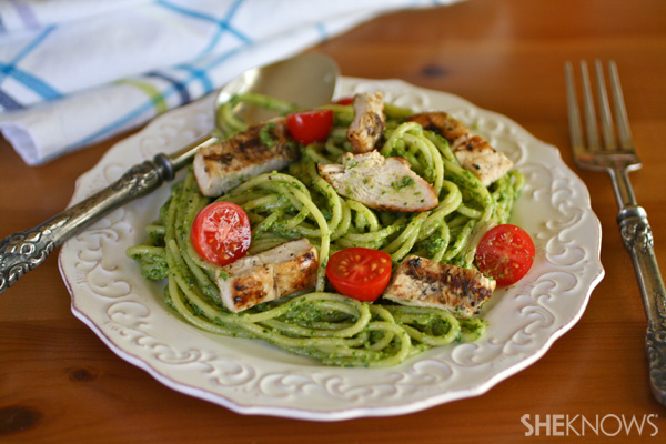 Pasta with arugula pesto and grilled chicken