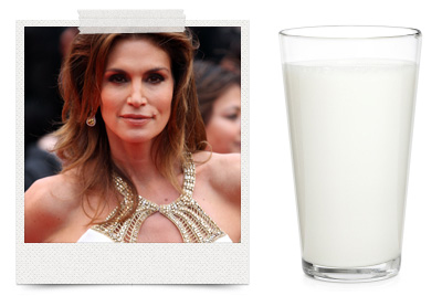 Cindy Crawford sprays milk on her face