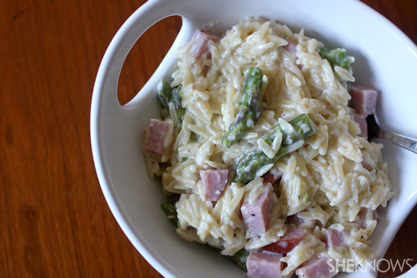 Creamy orzo with asparagus and ham