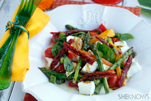 Mozzarella, peppers & asparagus summer salad