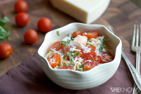 Cream pasta with shrimp, tomatoes and basil