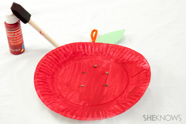 Paper plate apple craft for preschoolers