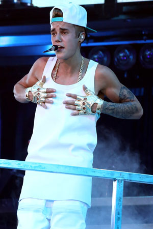 Justin Bieber causes near riot at Omaha Nebraska mall