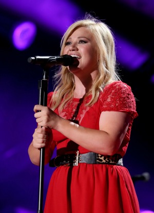 KellyClarksonreddress