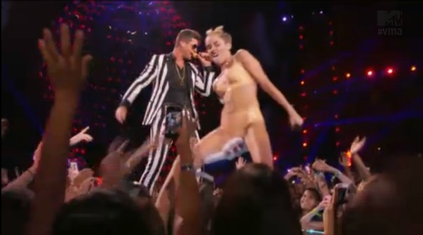 miley cyrus masterbates on stage miley cyrus masterbates on stage