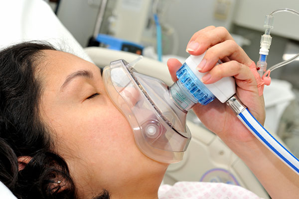 Nitrous+Oxide+Mask Woman in labour using nitrous oxide gas mask | Sheknows.ca
