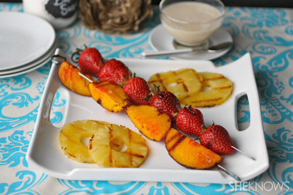 Meatless Monday: Grilled fruit with sweet yogurt sauce