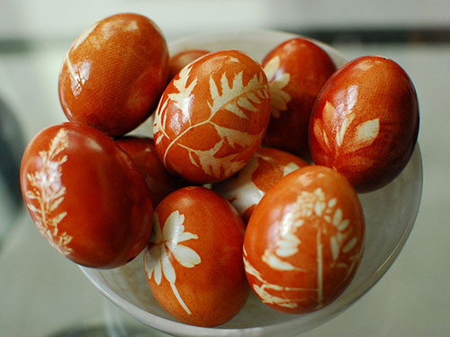 Onion skin dyed decorative eggs