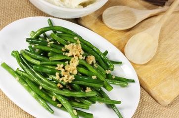 Sauteed green beans with toasted almonds