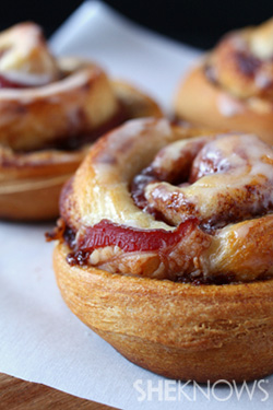 Bacon-stuffed jumbo cinnamon rolls recipe