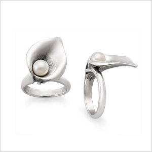 calla lily with pearl ring