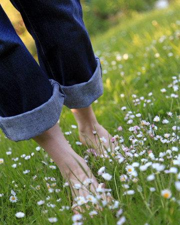 walking barefoot good health grass woman barefeet why felt remember went kid when