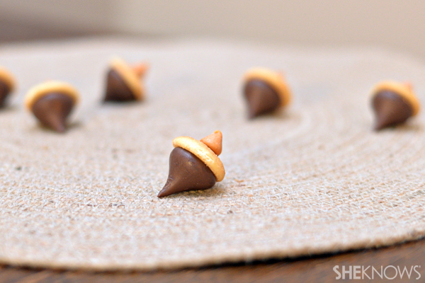 Edible Thanksgiving crafts - Hershey Kiss acorns