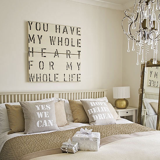 Neutral hotel-like bedroom