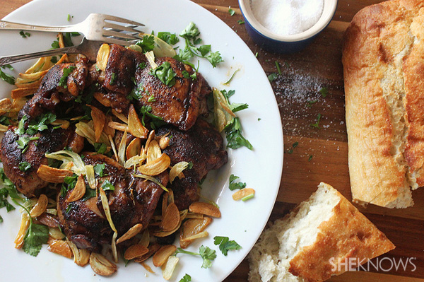 Chicken with crispy garlic and bread