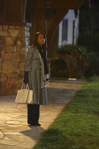 Pregnant Kerry Washington on-set of Scandal