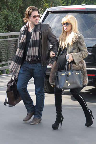 Pregnant Rachel Zoe in high heels