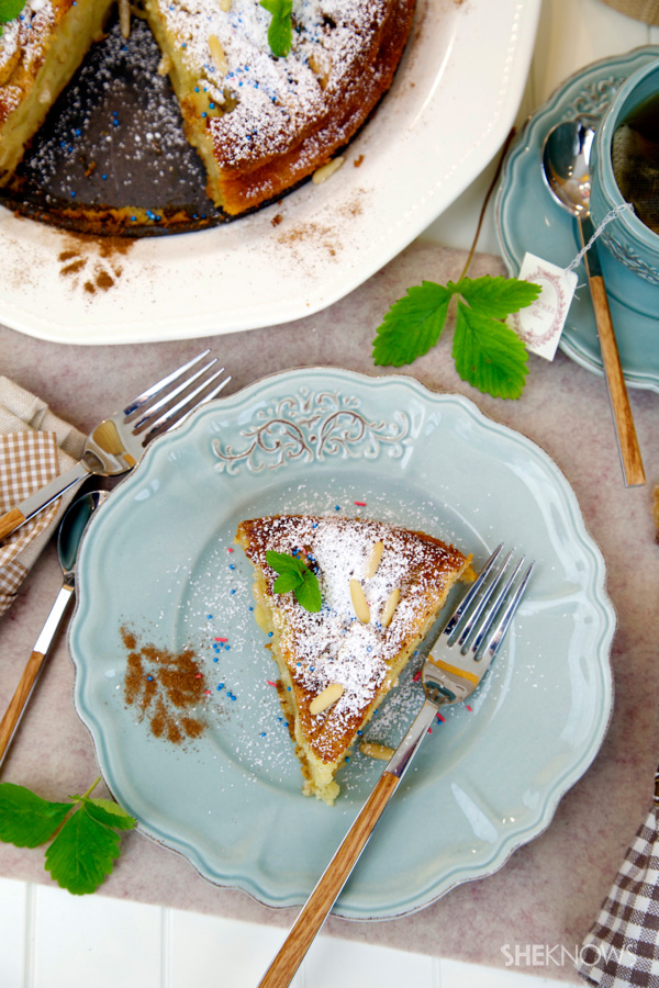 Apple and pine nut cake