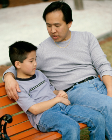 Father speaking seriously with son | Sheknows.com