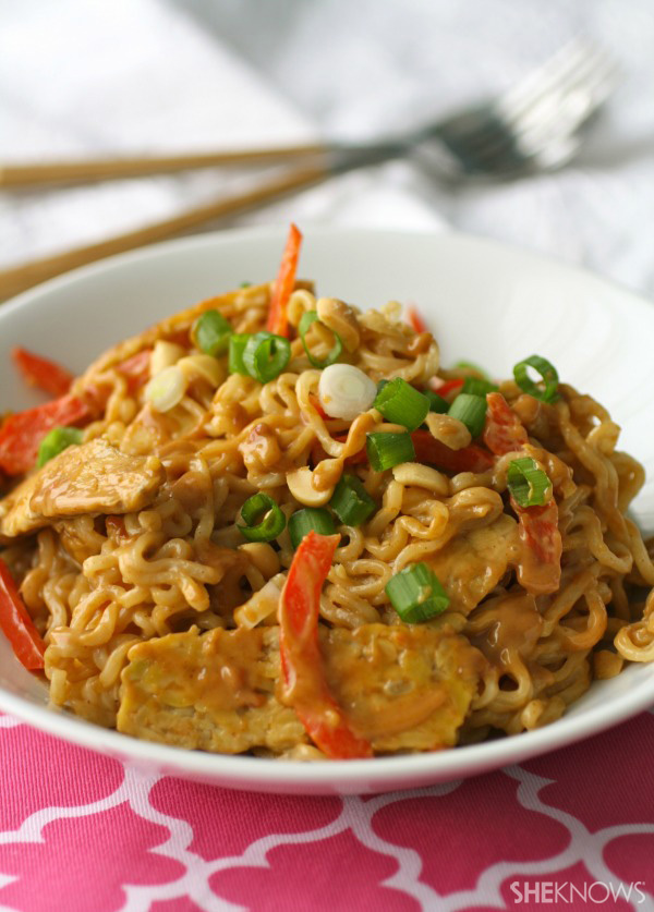 Ramen noodles with tempeh and spicy peanut sauce
